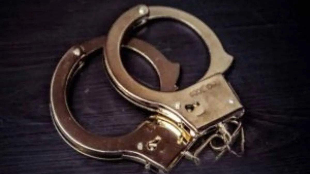 Two traffic cops caught taking bribe in Samaypur Badli